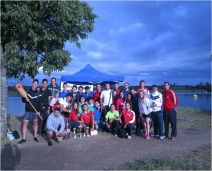 Equipo Dragon Boat Pinatar tras la recogida de trofeos