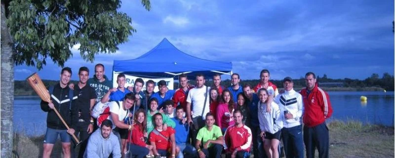 Equipo Dragon Boat Pinatar tras la recogida de trofeos